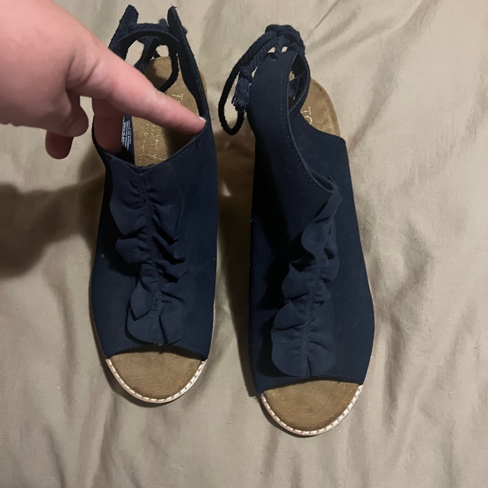 Tom’s navy blue heels